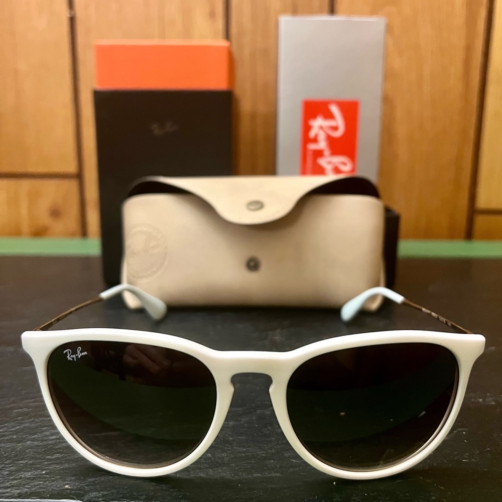 NWT Woman’s Ray Bans